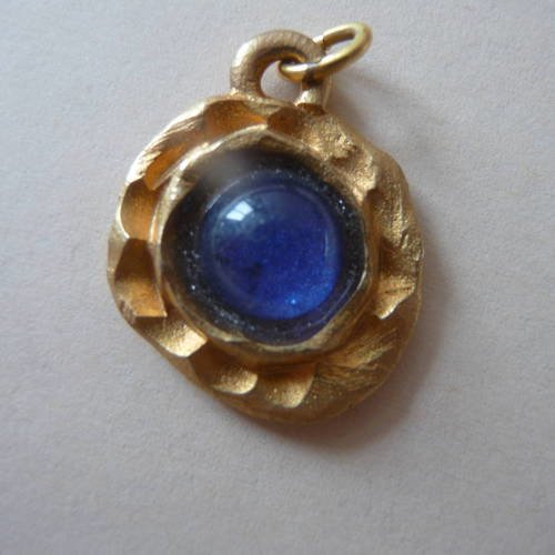 Joli pendentif bijou  en metal dore avec cabochon couleur 