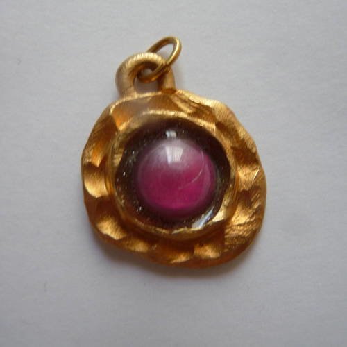 Joli pendentif bijou en metal dore avec cabochon rose