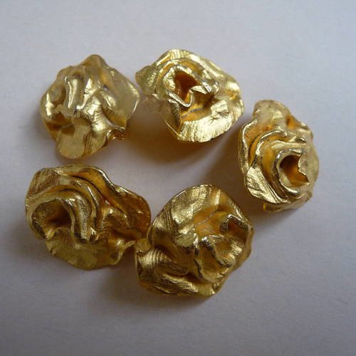Ensemble de 5 jolis pendentifs/boutons  fleurs en metal dore
