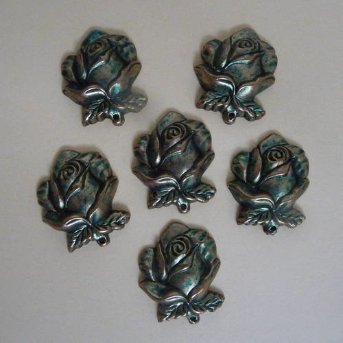 6 pendentifs  breloques forme fleur, couleur dore/cuivre 