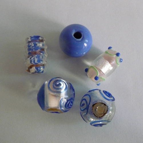 Perles bleues - 5 jolies perles  fantaisie en verre et ceramique, transparentes, couleur bleue 