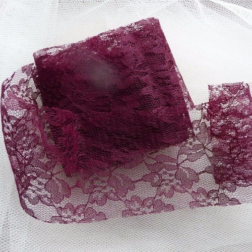 2 m d'une bande de dentelle couleur violine - largeur 7 cm - couture, customisation, décoration, ...
