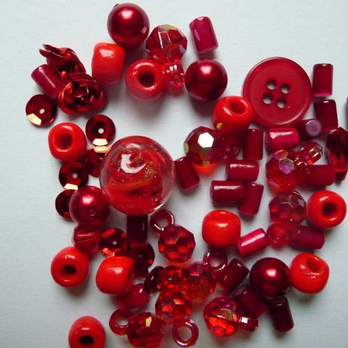 Mix creatif : perles rouges, formes, matieres  et tailles variees