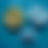 3 broches fleurs en metal -  2 couleur bleue et 1 doree 