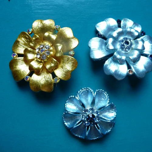 3 broches fleurs en metal -  2 couleur bleue et 1 doree 