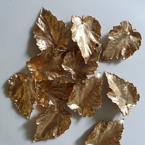 10 feuilles en plastique  dorees  avec trou