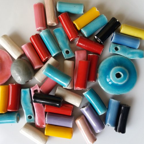 Lot de perles ceramiques variees