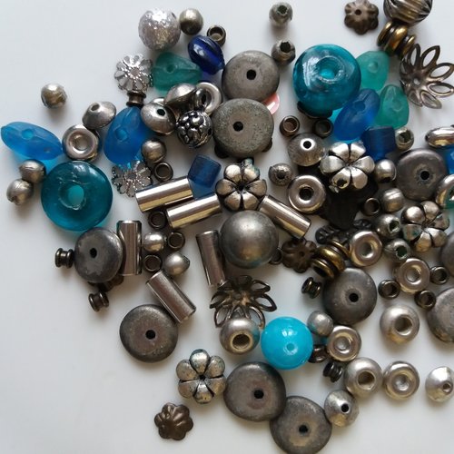 Ensemble de perles fantaisie argentées et perles de verre bleues