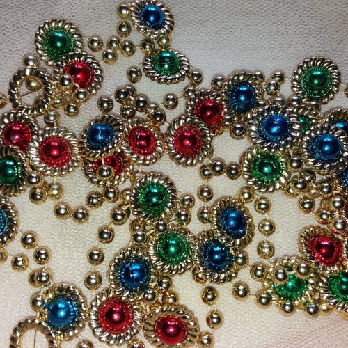 Guirlande fantaisie dorée avec perles rouges, bleues, vertes - 2,80 m de longueur - pour décorations, fêtes, embellissements,