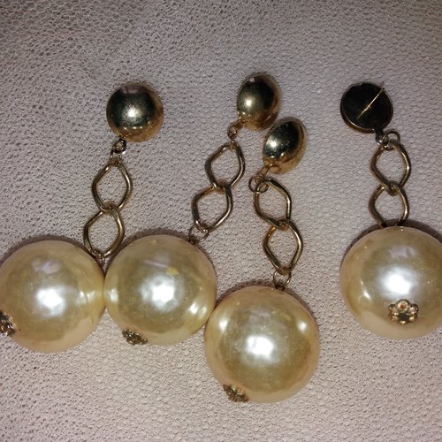Longues  boucles d'oreilles dorées à clous, 1 grosse perle nacrée ivoire sur courte chaîne 2 maillons,