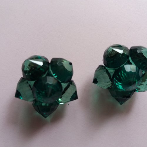 Boucles d'oreilles fantaisie, forme fleur, en perles plastique vertes