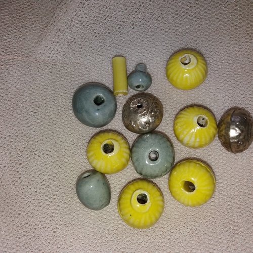 Lot de perles forme "citrouille", en céramique jaunes et grises