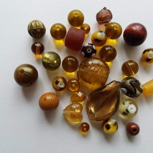 Perles fantaisie en verre couleur marron - tailles et formes différentes