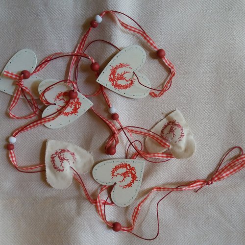 Guirlande noël à suspendre, ruban vichy rouge, coeurs en bois et tissu - décorations, home-déco,