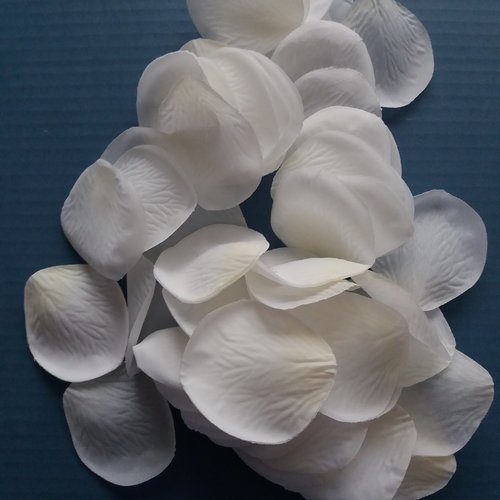 100 pétales de rose blancs en tissu - décor tables, mariage, fêtes, anniversaire, baptême