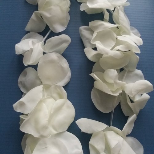 Guirlande de fleurs en tissu, jaune pâle  (presque blanc) pour occasions festives, décoration florale,