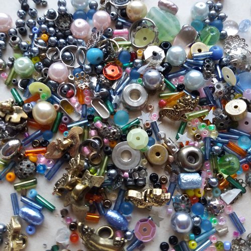 Mélange fournitures pour créations bijoux - perles, apprêts, babioles, sequins