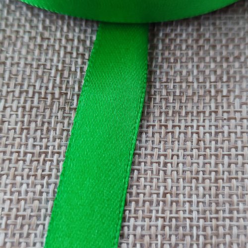 1 mètre de ruban satin 12 mm vert