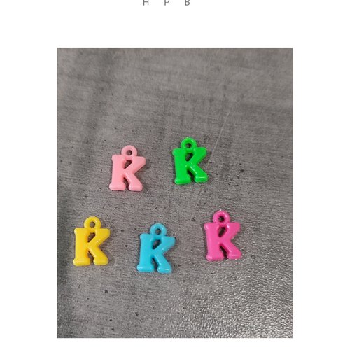 Lot de 5 breloques acryliques : la lettre k