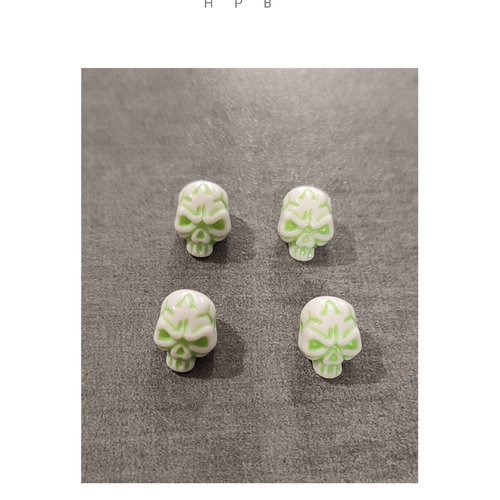 Lot de 4 perles acryliques en forme de crâne