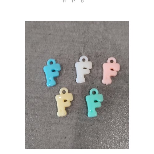 Lot de 5 breloques acryliques : la lettre f