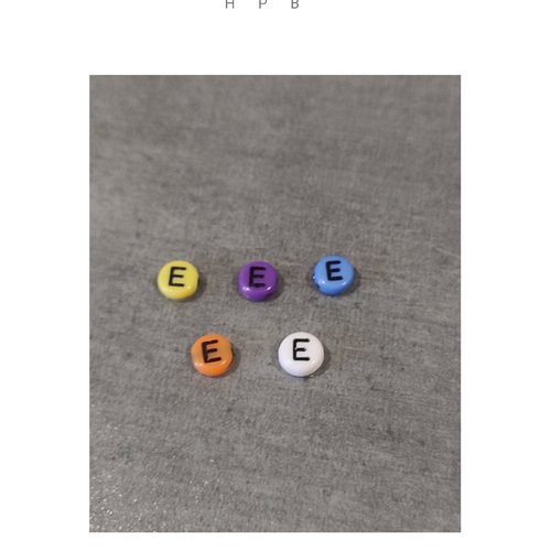 Lot de 5 perles alphabet "e"