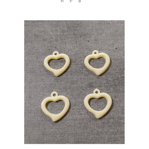 Lot de 4 breloques acryliques en forme de coeur