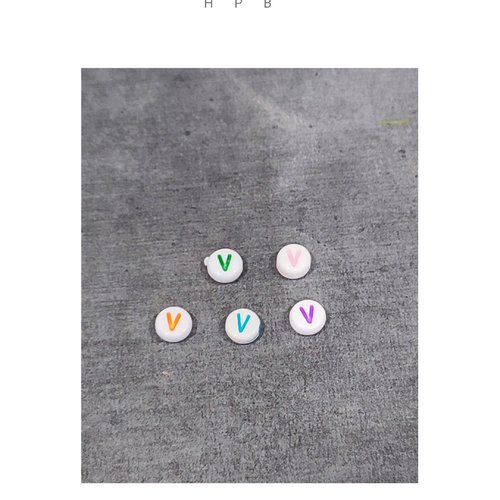 Lot de 5 perles alphabet "v"