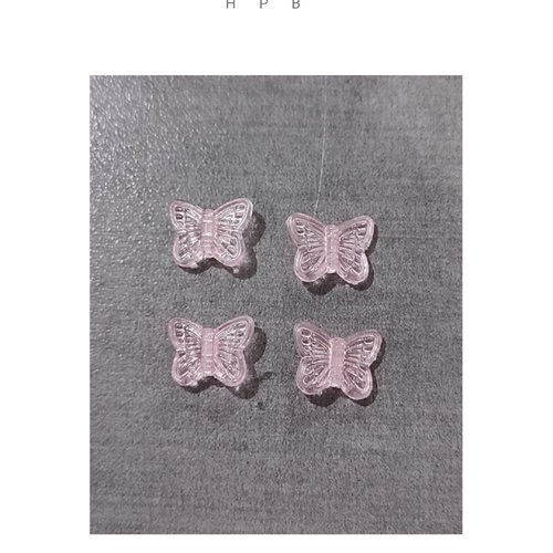 Lot de 4 perles acryliques en forme de papillon