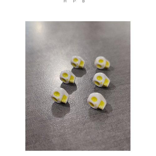 Lot de 6 perles acryliques en forme de crâne