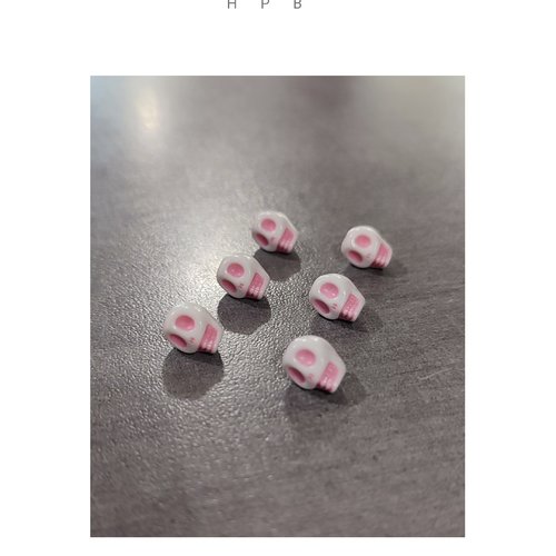 Lot de 6 perles acryliques en forme de crâne