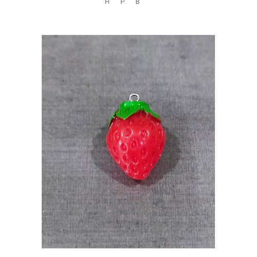 Grande breloque en résine en forme de fraise