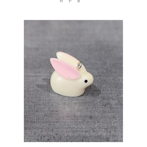 Grande breloque en résine en forme de lapin