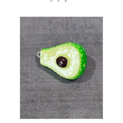 Grande breloque en résine en forme d'avocat