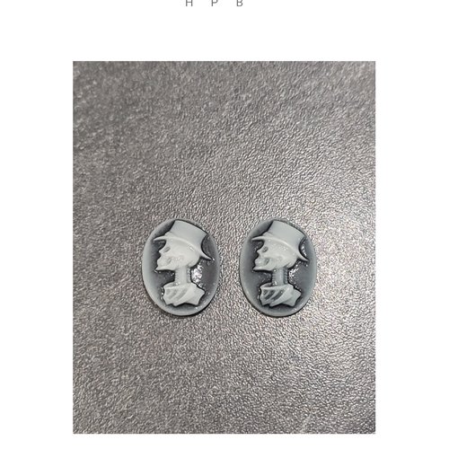 Lot de deux camées en résine