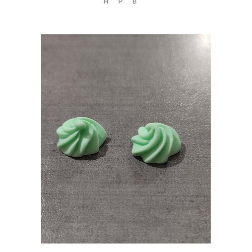 Lot de deux cabochons en résine "chantilly"