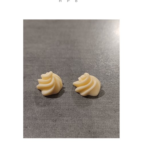Lot de deux cabochons en résine "chantilly"