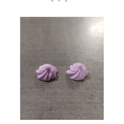 Lot de deux cabochons en résine "chantilly"