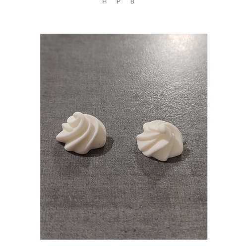 Lot de deux cabochons en résine "chantilly"