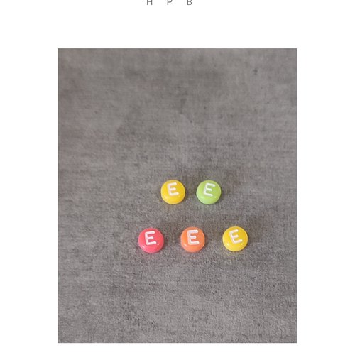 Lot de 5 perles alphabet  "e"