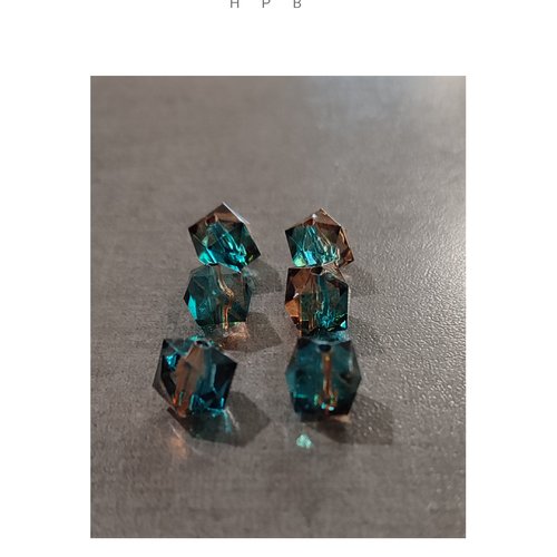 Lot de 6 perles cubes acryliques