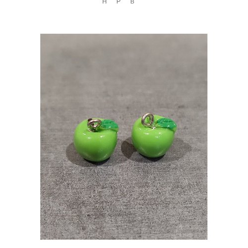 Lot de 2 breloques résine en forme de pommes