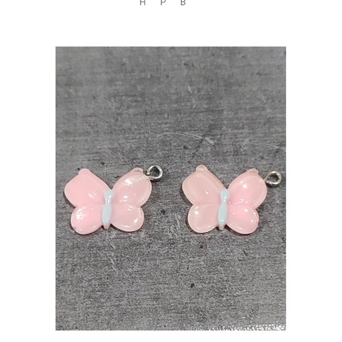 Lot de 2  breloques en résine en forme de papillon