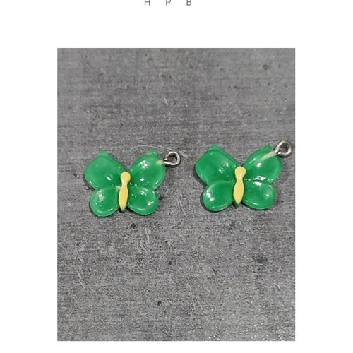Lot de 2  breloques en résine en forme de papillon