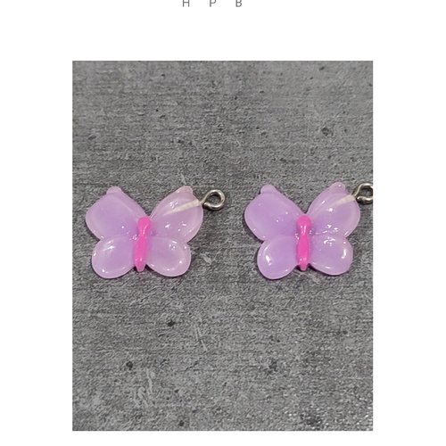 Lot de 2  breloques en résine en forme de papillon