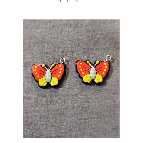 Lot de 2  breloques en résine en forme de papillon