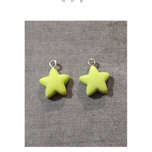 Lot de 2  breloques en résine en forme d'étoile