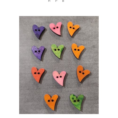 Lot de 11 boutons en bois en forme de coeurs