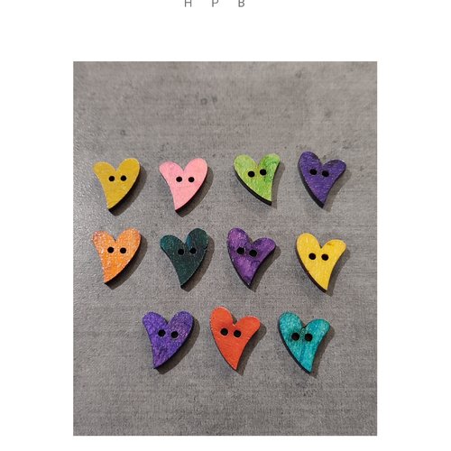 Lot de 11 boutons en bois en forme de coeurs