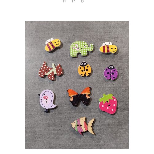 Assortiment de 10 boutons en bois